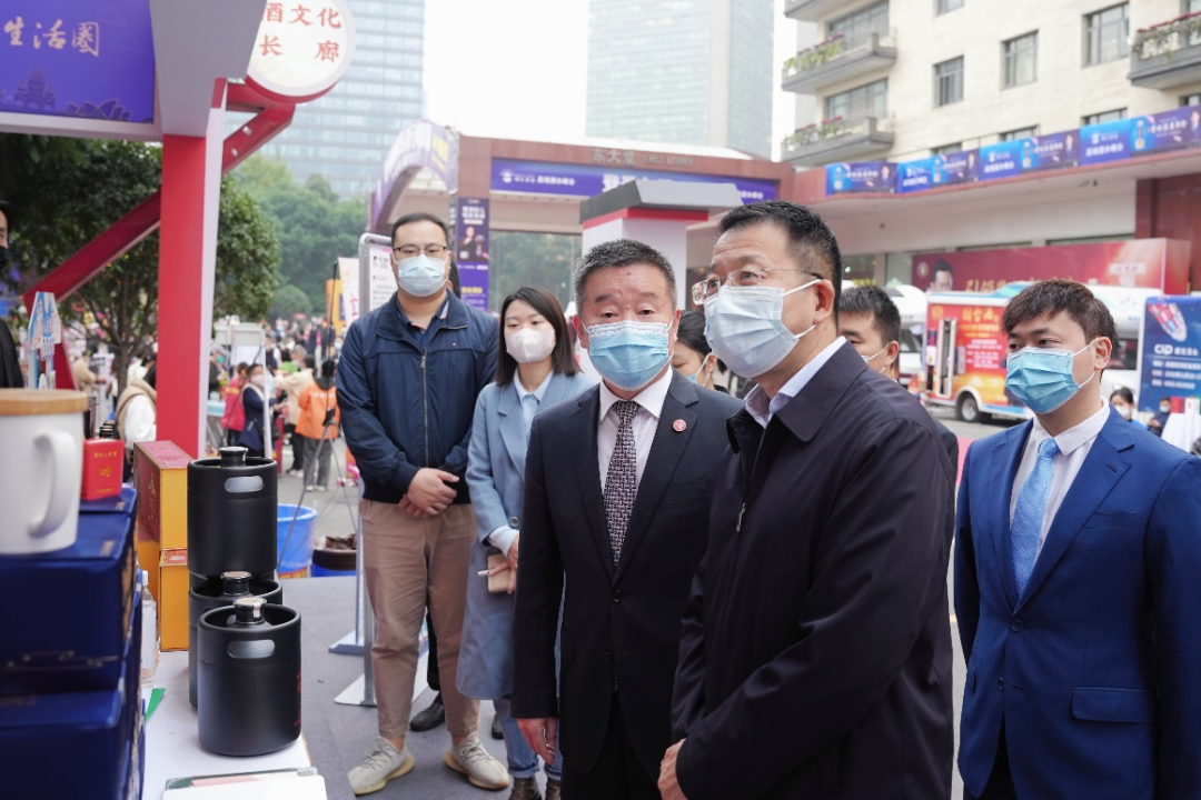 Z6尊龙凯时集团领导赴2022锦江宾馆酒类商务洽谈会现场检查指导工作