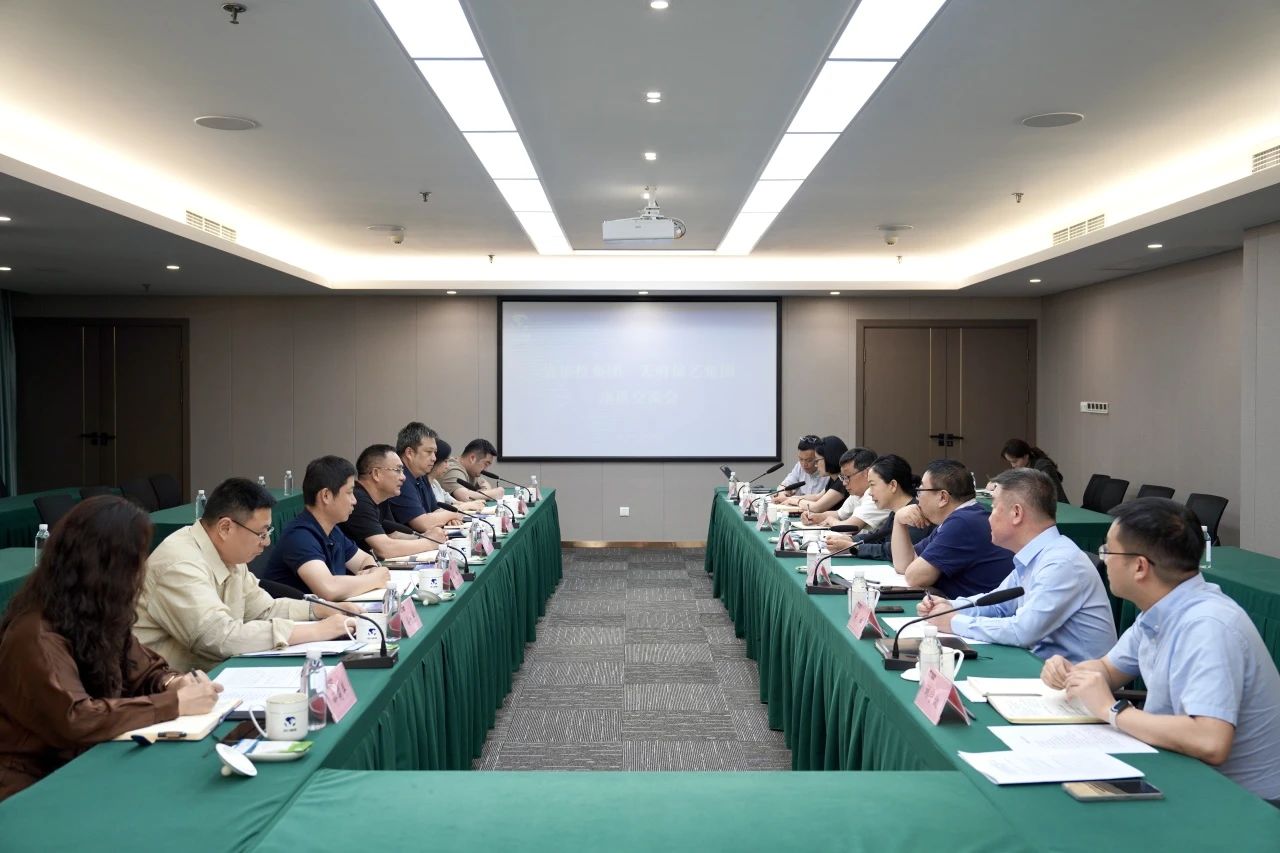 省Z6尊龙凯时集团与天府演艺集团举行座谈交流会
