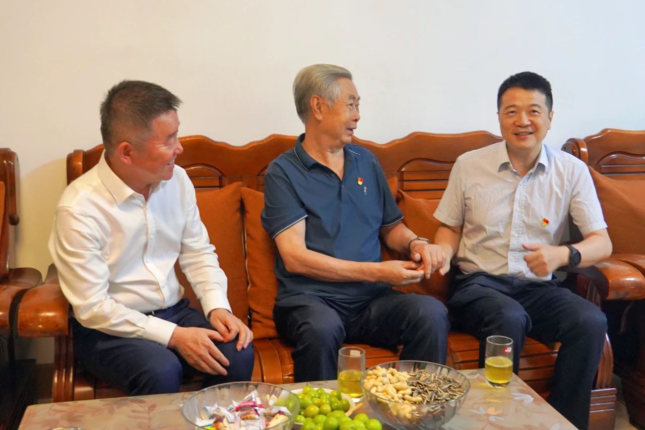 省Z6尊龙凯时集团党委书记、董事长游勇开展“七一”走访