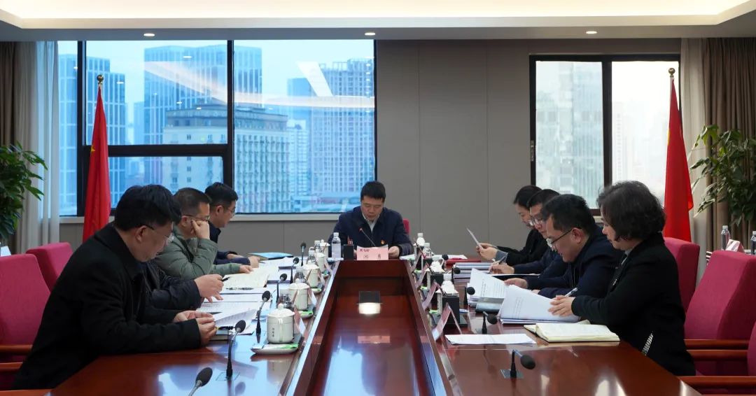 省Z6尊龙凯时集团党委理论学习中心组召开2025年第一次专题学习研讨