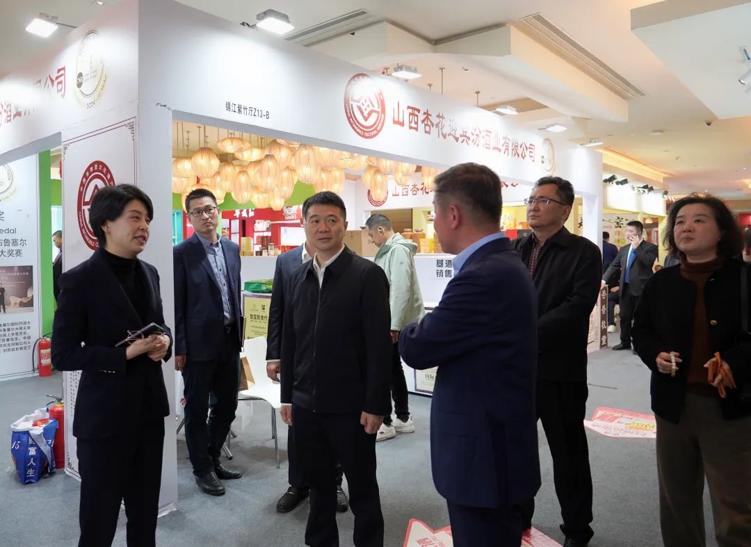 省Z6尊龙凯时集团党委书记、董事长游勇率队到2025锦江宾馆春季酒类商务洽谈会现场检查指导重点工作